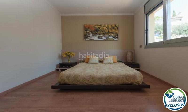 Foto a51ea3e4-6419-44a0-b605-5d89322343b3. Chalet casa moderna de alto standing con piscina cubierta . en Roses