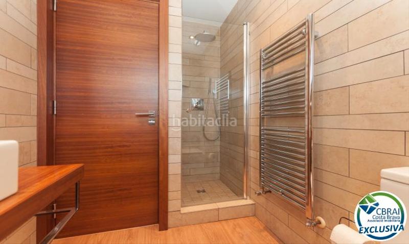 Foto ba71f0d5-032a-4da5-8bc4-fc32fa65fe3a. Chalet casa moderna de alto standing con piscina cubierta . en Roses