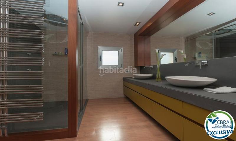 Foto c587d175-3fba-4a7c-b928-3f458c48fbb4. Chalet casa moderna de alto standing con piscina cubierta . en Roses