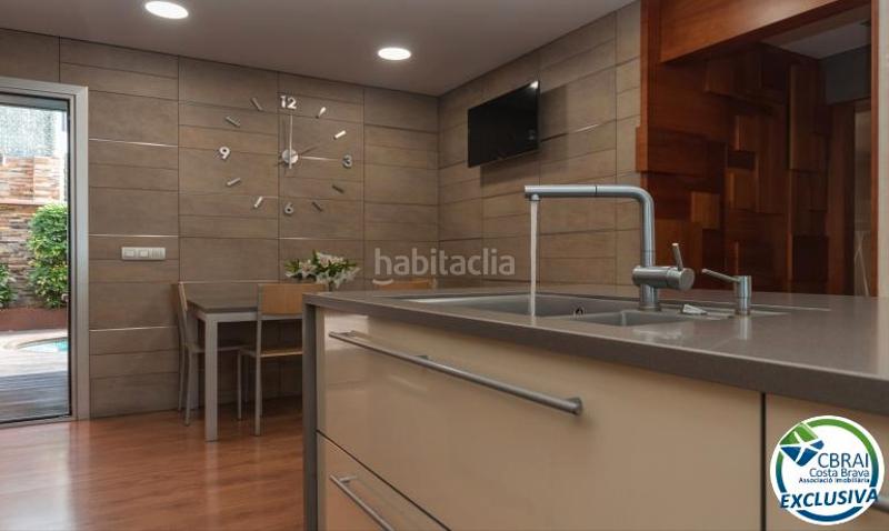 Foto c6e68e9c-5f10-4410-b01f-9af59b8c9e1f. Chalet casa moderna de alto standing con piscina cubierta . en Roses