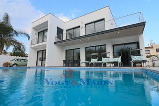 Xalet  Carrer carmençó. Amplia villa moderna con piscina cerca de la playa y del centro