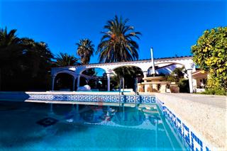 Chalet  Empúries a. Villa de lujo con piscina, amarre de 30m y apartamento independi