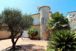 Chalet  Carrer cap ras. Preciosa casa al canal con 12,5 metros de amarre y piscina