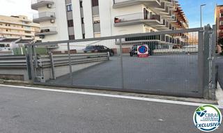 Aparcament cotxe  Carrer muga-b. Parking en la zona muga en pleno centro de empuriabrava