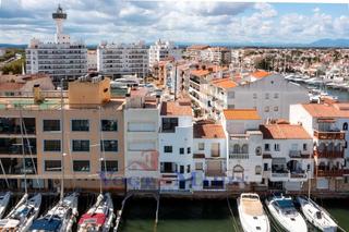 Casa  Avinguda de la república catalana. Casa exclusiva con amarre privado y rápido acceso al mar