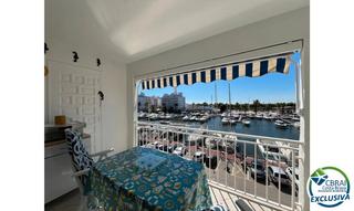 Apartament  Carrer port grec. Apartamento con vista al canal en empuriabrava