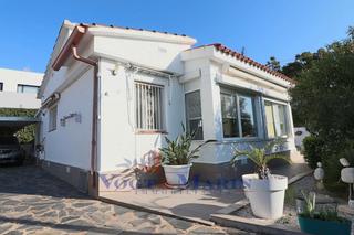 Casa  Carrer baix ebre. Casa moderna con piscina y jardín en roses, mas busca