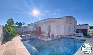Chalet  Carrer alberes comercial. Casa en planta baja con piscina y jardín en empuriabrava