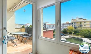 Appartement  Carrer port empordà. Apartamento con vista al canal, piscina, parking y amarre comuni
