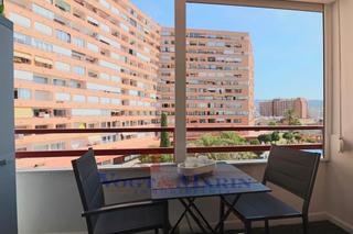 Estudi  Carrer cap ponent. Estudio moderno en una residencia con piscina, jardín y parking