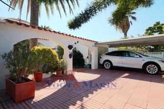 Chalet  Carrer norfeu. Amplia villa al canal con amarre de 12 m, con apartamento invita