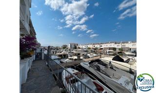 Apartament  Carrer port empordà. Apartamento totalmente reformado con vista al canal en empuriabr