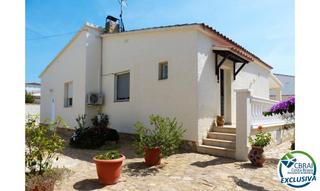 Xalet  Carrer montgrí. Casa con gran terreno y piscina en montgri, empuriabrava