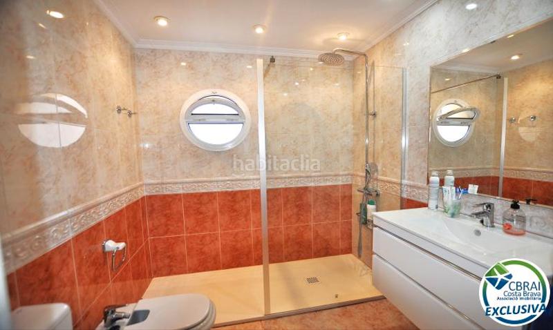 Foto aaf61b70-9f35-4e0c-b973-56f2bc2e43fb. Xalet amb xemeneia calefacció aparcament piscina a Roses