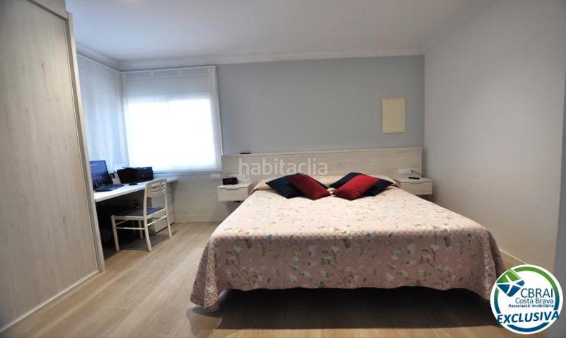 Foto be6a1413-e8a0-4b87-ad77-b6e69b70dbc2. Xalet amb xemeneia calefacció aparcament piscina a Roses