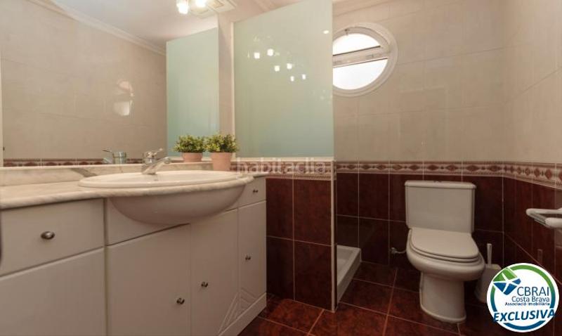 Foto c66ff3f0-e537-4a90-8c0f-c4a34042decc. Xalet amb xemeneia calefacció aparcament piscina a Roses