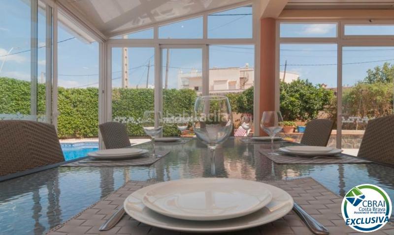 Foto f61053d9-23a9-48e9-a2ad-45b6b1a02338. Xalet amb xemeneia calefacció aparcament piscina a Roses