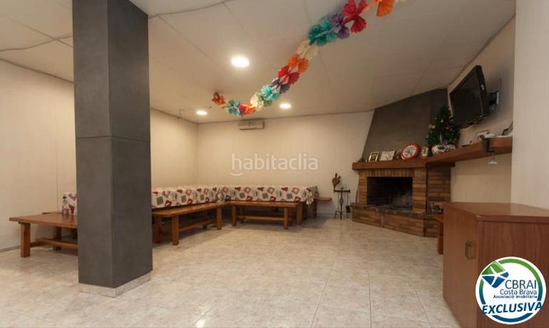 Foto f95367fa-e71f-432e-8766-5c2a8bc6dd00. Xalet amb xemeneia calefacció aparcament piscina a Roses