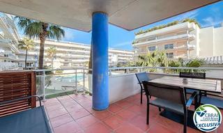 Apartamento  Avinguda port canigó. Apartamento con gran terraza, piscina, jardín y licencia turísti