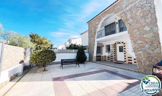 Maison  Carrer tordera. Casa con amarre y vista al canal en empuriabrava