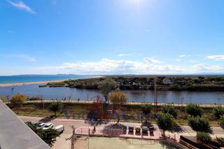 Apartament  Carrer muga-delta. Apartamento con vista al mar, gran terraza y licencia turística