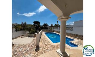 Chalet  Carrer noguera. Encantadora casa con amarre y vistas al canal en empuriabrava