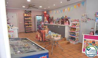 Traspàs Local Comercial  Carrer de sant sebastià. Traspaso de tienda de helados y chuches en pleno centro de roses