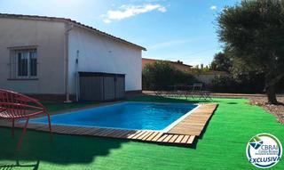 Casa  Carrer urgell. Casa independiente con piscina y jardín en mas boscà, roses
