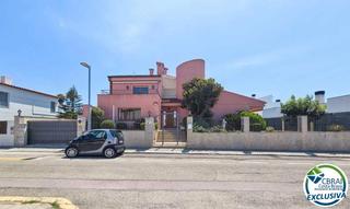 Chalet  Carrer de sant llorenç. Casa con gran jardíncerca del mar y del centro en mas mates, ros