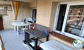 Apartamento  Carrer de mercè rodoreda. Apartamento con licencia turística en el puerto de roses