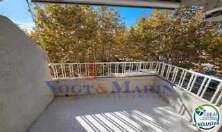 Estudi  Carrer port empordà. Estudio con gran terraza en el centro de empuriabrava