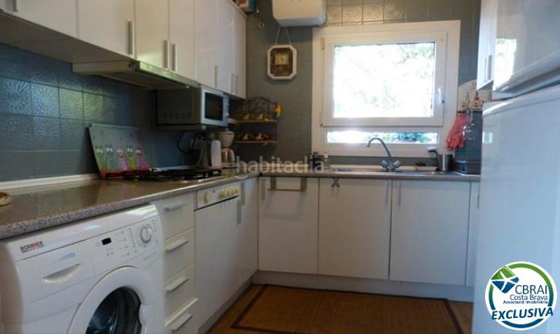 Foto 0d9124fd-eb49-496d-9267-4c5a769091e8. Apartament amb xemeneia calefacció aparcament a Carmençó Empuriabrava