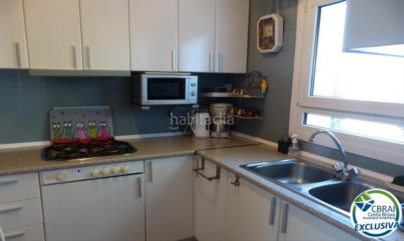 Foto aa89494d-e34c-4bc6-adbf-875776b5b698. Apartament amb xemeneia calefacció aparcament a Carmençó Empuriabrava