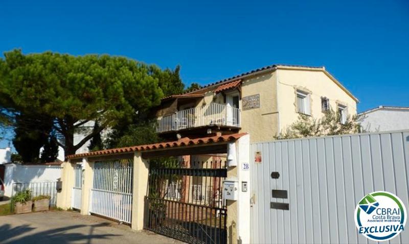 Foto dc155495-5ec1-42a9-8167-d8b6256ee868. Apartament amb xemeneia calefacció aparcament a Carmençó Empuriabrava