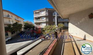 Apartamento  Carrer del puig rom. Apartamento con gran terraza en el centro de roses