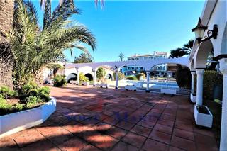 Xalet  Empúries a. Villa de lujo con piscina, amarre de 30m y apartamento independi