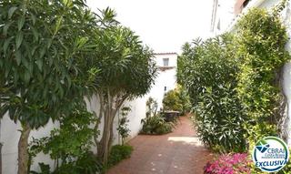 Casa  Carrer llobregat. Casa con jardín en una de las zonas más buscadas de empuriabrava
