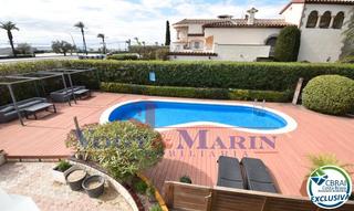 Edifici  Carrer salins 1 línea. Complejo de seis casas con amarre en primera línea de mar en emp