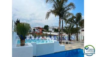 Chalet  Carrer falconera. Casa moderna con piscina y amarre a 600m de la playa de empuriab
