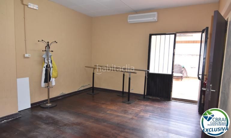 Foto c06ad97b-d099-4b29-b4c8-264cdff003c0. Local comercial amb calefacció a Nord Roses