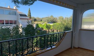 Apartamento  Carrer víctor català. Apartamento con piscina comunitaria en el puig rom en roses