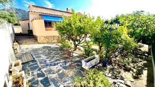 Maison  Carrer penedès. Casa unifamiliar reformada con jardín en zona tranquila de mas b