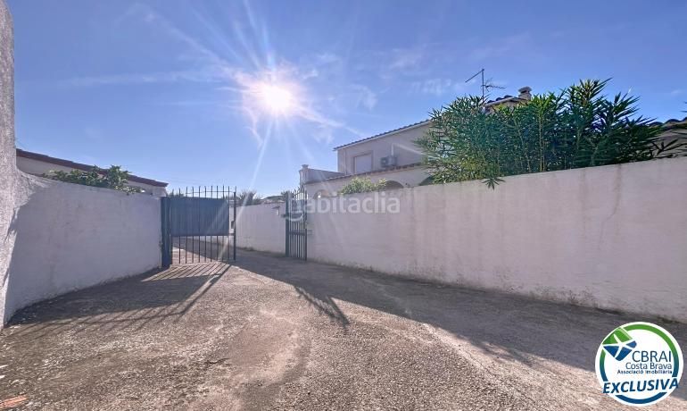 Foto 91b004fe-d4ea-4131-8ab0-b106f8d38b95. Casa amb calefacció aparcament piscina a Alberes Empuriabrava