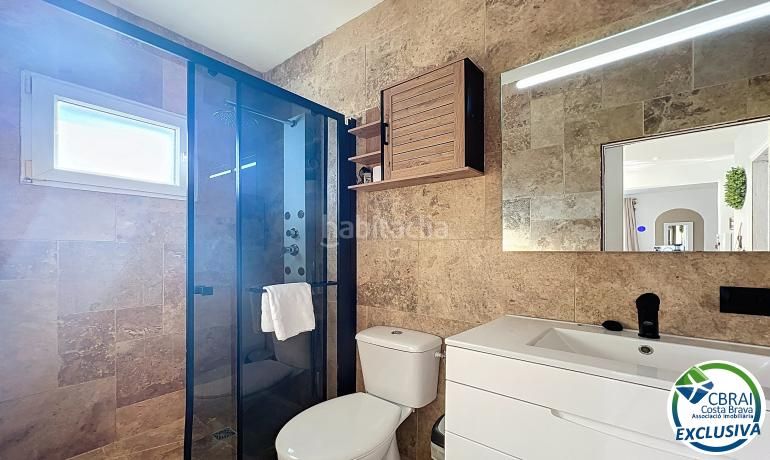 Foto c626c60b-36f7-4ff3-8872-06918e826f63. Casa amb calefacció aparcament piscina a Alberes Empuriabrava