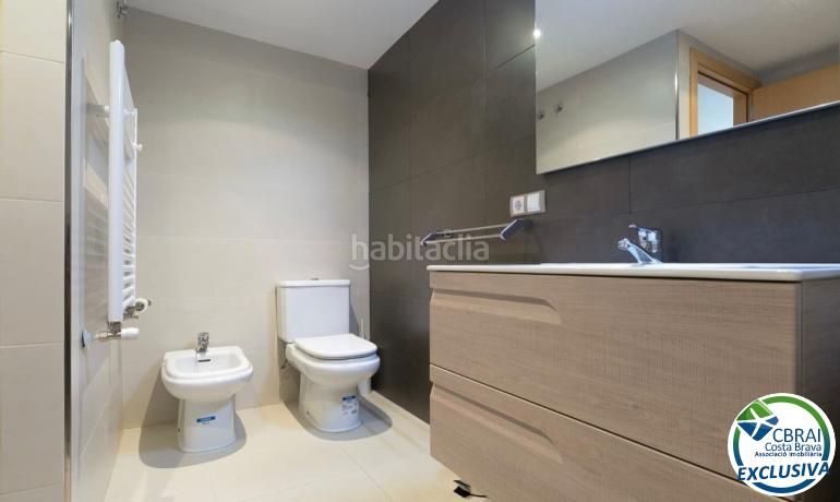 Foto ee9559c5-5f9d-4ec1-97b7-ebf5df87adec. Apartament amb calefacció aparcament a Centre Roses