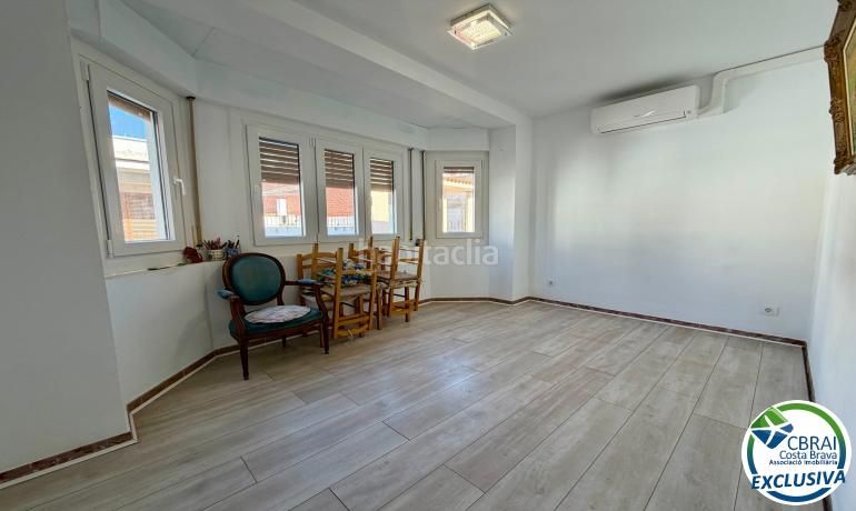 Foto 54a2f52e-87f3-477a-ad73-f5338665eda6. Apartament amb calefacció a Centre Roses