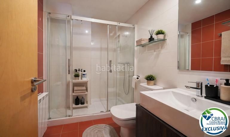 Foto 86a335f0-9a9b-4f41-a57b-f1b64bb9d57f. Àtic amb calefacció aparcament a Centre Roses