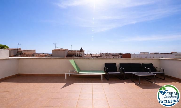 Foto b0a90e9f-3a52-46a1-8e89-a523888c9bb9. Àtic amb calefacció aparcament a Centre Roses