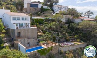 Xalet  Carrer ramon llull. Villa mediterránea con impresionantes vistas al mar en roses