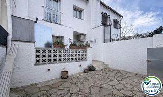 Casa adossada  Carrer byblos. Casa con jardín y piscina comunitaria en byblos, empuriabrava.